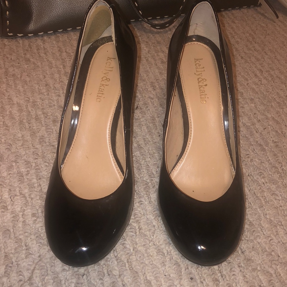 Kelly and Katie black pumps